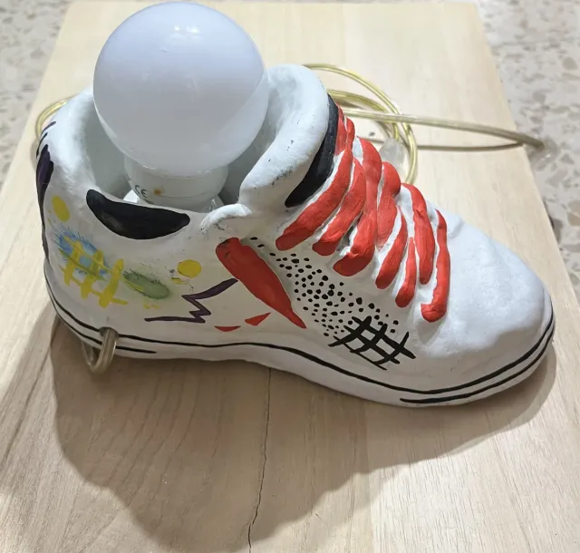 Lámpara de mesa de noche con diseño de zapatilla
