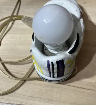 Lámpara de mesa de noche con diseño de zapatilla