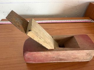 Cepillo de carpintería antiguo