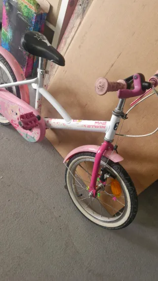 Bicicleta infantil B'Twin rosa y blanca