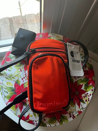 Porta móvil Desigual naranja