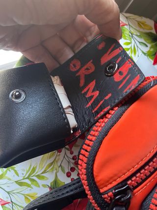 Porta móvil Desigual naranja