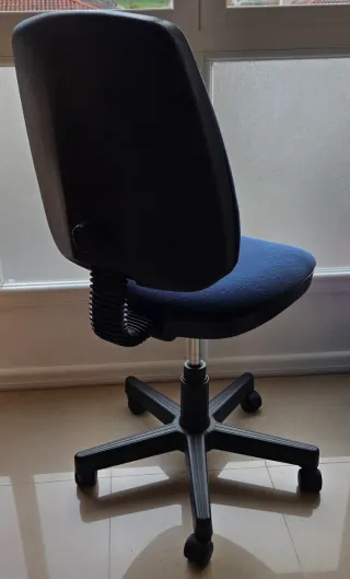 Silla de escritorio azul marino y negra