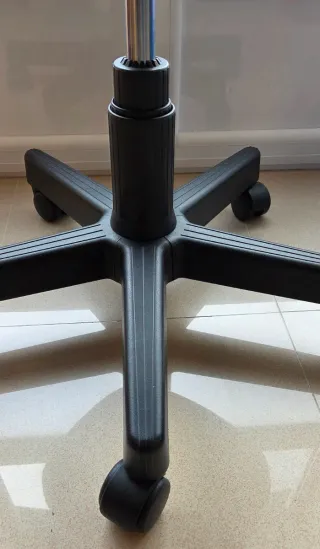 Silla de escritorio azul marino y negra