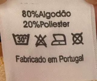 Colcha amarilla con estampado floral