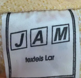 Colcha amarilla con estampado floral