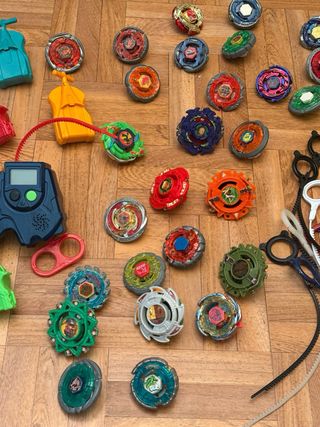 Lote Beyblade: Lanzadores, Beyblades y Accesorios