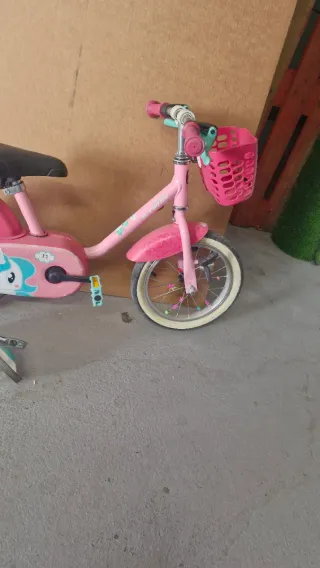 Bicicleta infantil rosa con cesta