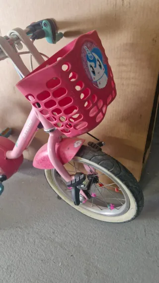 Bicicleta infantil rosa con cesta