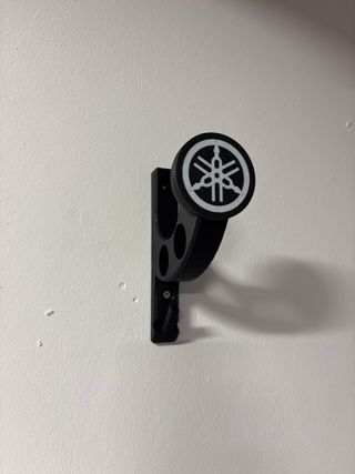 Soporte Yamaha Casco y Llaves Negro