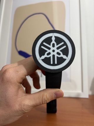 Soporte Yamaha Casco y Llaves Negro