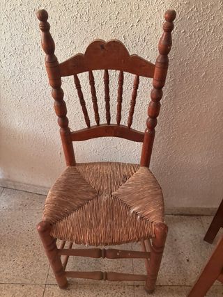 Silla antigua de madera para restaurar