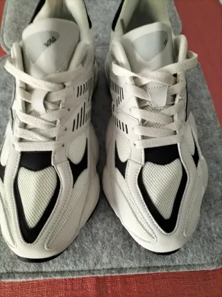 Zapatillas deportivas  blancas y negras.  Nuevas