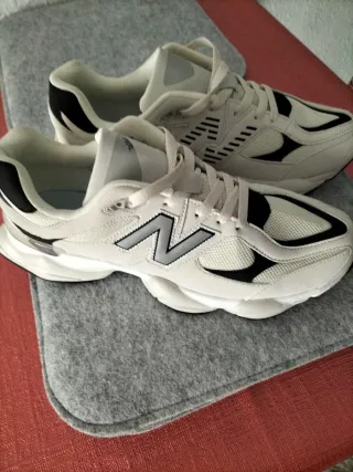 Zapatillas deportivas  blancas y negras.  Nuevas
