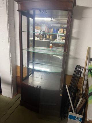 Vitrina de cristal y madera marrón