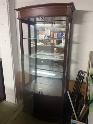 Vitrina de cristal y madera marrón