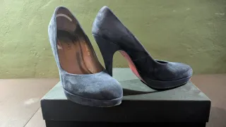 Zapatos de tacón azul de terciopelo