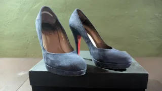 Zapatos de tacón azul de terciopelo