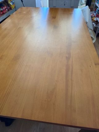 Mesa y vitrina de comedor de madera