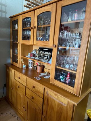 Mesa y vitrina de comedor de madera