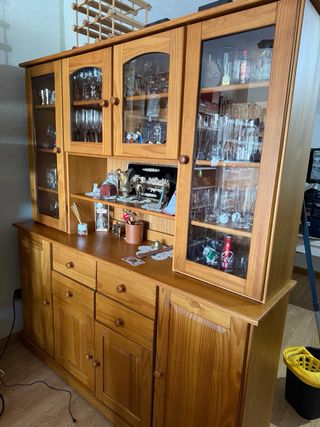 Mesa y vitrina de comedor de madera