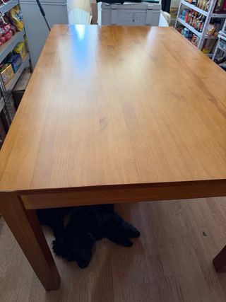 Mesa y vitrina de comedor de madera