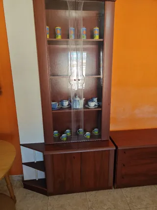 Mueble de comedor madera oscura