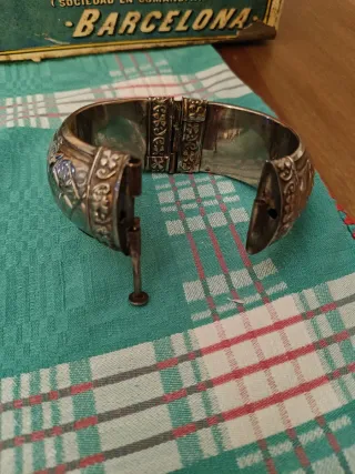 Pulsera plateada con diseño grabado