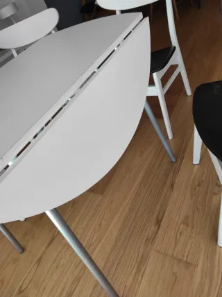 Mesa redonda extensible + 4 sillas