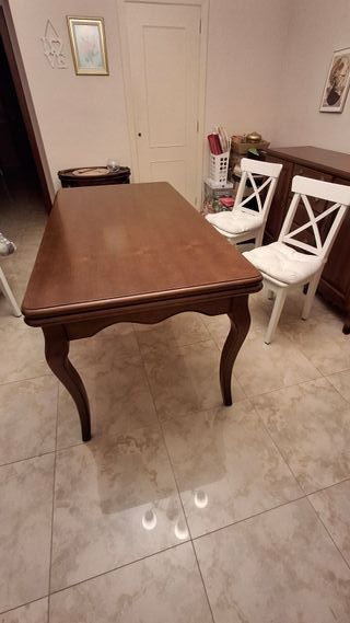 Mesa de comedor de madera