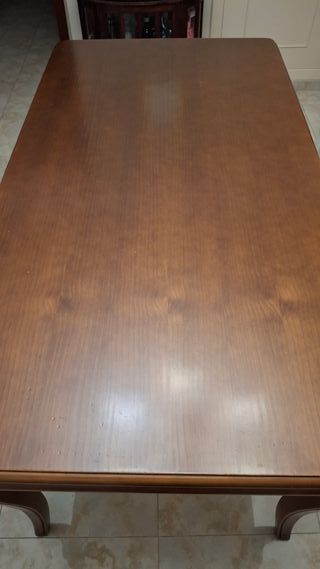Mesa de comedor de madera