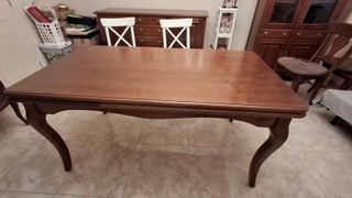 Mesa de comedor de madera
