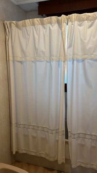 Cortinas de tela beige y blancas