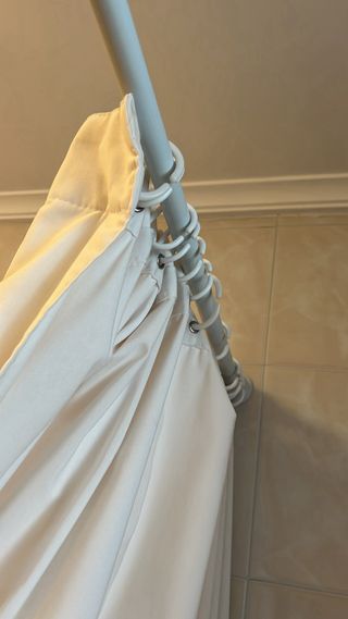 Cortinas de tela beige y blancas