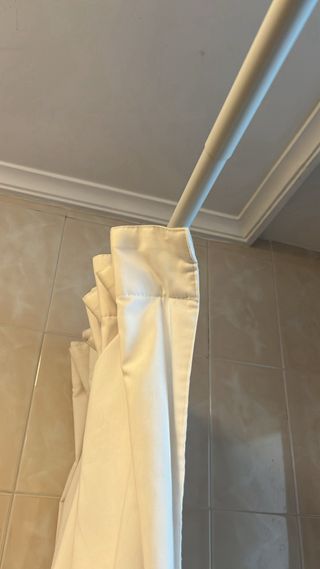 Cortinas de tela beige y blancas