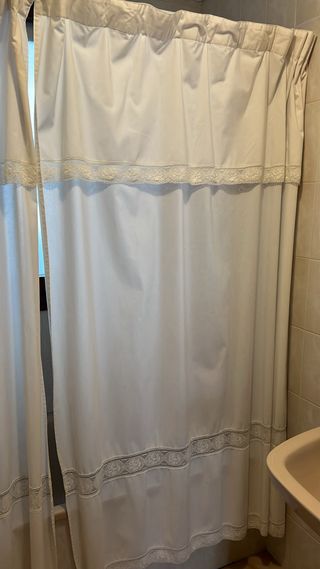 Cortinas de tela beige y blancas