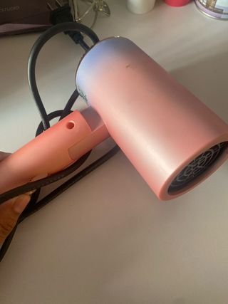 Secador de pelo rosa con luz