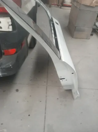 Puerta Renault Clio IV Blanca Delantera derecha.