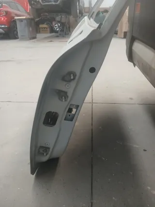 Puerta Renault Clio IV Blanca Delantera derecha.