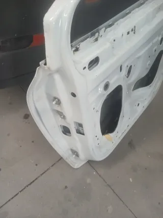 Puerta Renault Clio IV Blanca Delantera derecha.