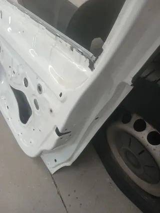 Puerta Renault Clio IV Blanca Delantera derecha.