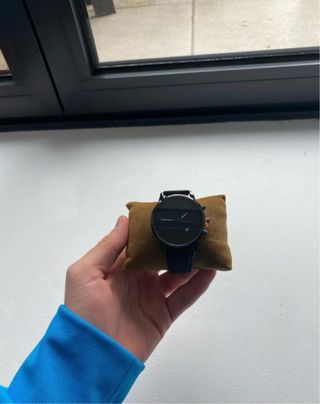 Elegante reloj negro