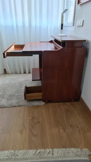 Escritorio de madera color cerezo