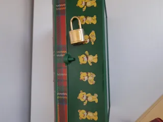 Baúl, hojas y sobres con tocador