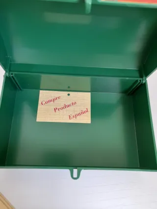 Baúl, hojas y sobres con tocador