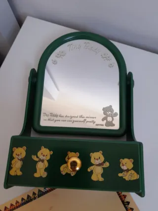 Baúl, hojas y sobres con tocador