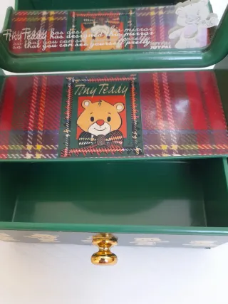 Baúl, hojas y sobres con tocador