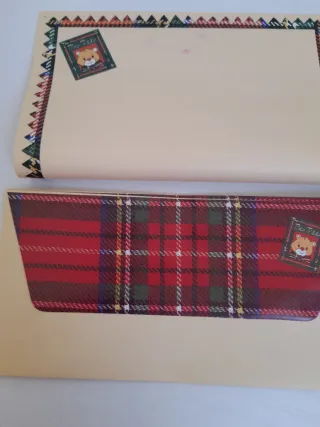 Baúl, hojas y sobres con tocador