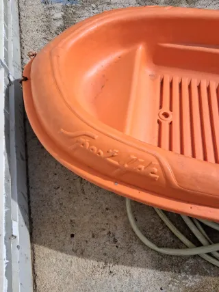 Barco naranja de plástico