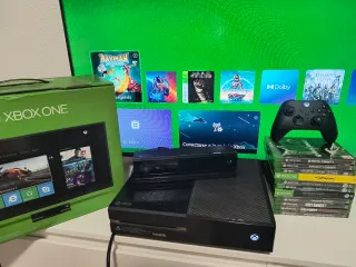 Xbox One con mando y juegos